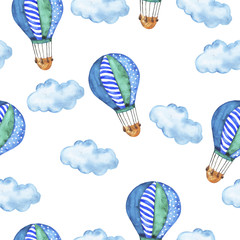 Modèle sans couture avec montgolfière et nuages bleu pastel moelleux sur fond blanc. Illustration aquarelle dessinée à la main.