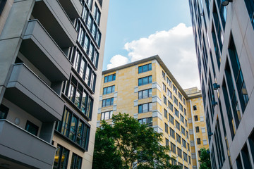 Fototapeta premium yellow apartment house between two big buildings