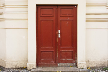 Obraz na płótnie Canvas red door on yellow facade