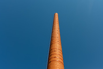 Ein alter Fabrikschornstein unter blauem Himmel