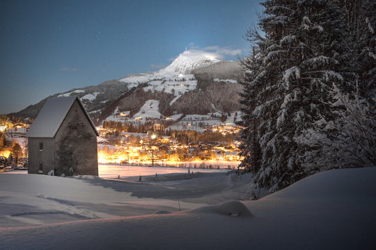 Kitzb&uuml;hel (Tirol) im Winter bei Nacht