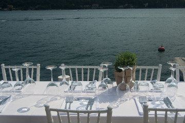 Tavola sul lago
