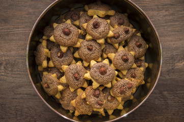 Plätzchen mit Nüssen in einer Keksdose