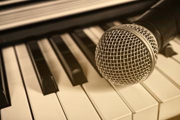 Microphone on the keys of electronic pianos in vintage style