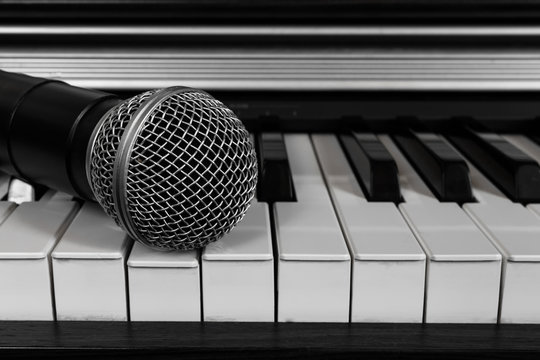 Microphone on the keys of the electronic piano