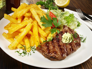Hüftsteak vom Rind mit Pommes Frites und Kräuterbutter