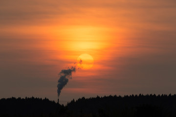 Abgase im Sonnenuntergang