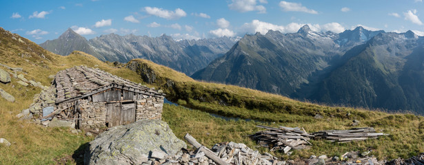 Bergpanorama mit alter Berghütte