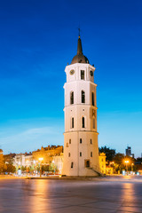 Obraz premium Vilnius, Lithuania. Evening Night View Of Bell Tower Belfry Of Vilnius Cathedral At The Cathedral Square In Twilight