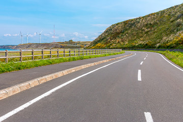 風力発電の見えるワインディングロード