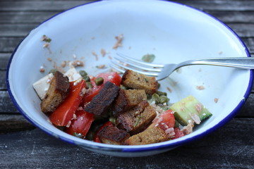 Tomatensalat mit Kapern, Mozzarella, Croutons und Thymian