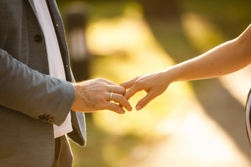 Obraz premium Happy couple holding hands