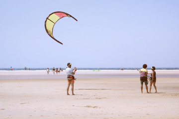 Obraz premium surfing on the parachute developed on the coasts of oceans and seas.