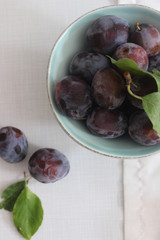 Fränkische Zwetschgen in blauem Porzellan