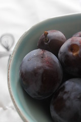 Fränkische Zwetschgen in blauem Porzellan