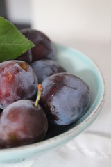 Fränkische Zwetschgen in blauem Porzellan