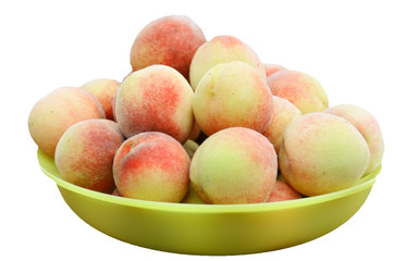 coupe de pêches fraîches isolé,fond blanc