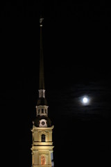 Obraz premium spire of the Peter and Paul Fortress in the Full Moon