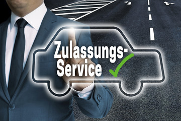 Zulassungsservice mit Auto touchscreen wird von mann bedient konzept