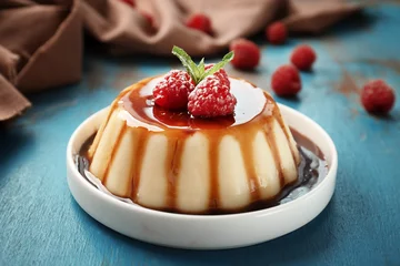 Crédence de cuisine en verre imprimé Dessert Assiette de délicieux pudding à la vanille avec sirop de chocolat sur table