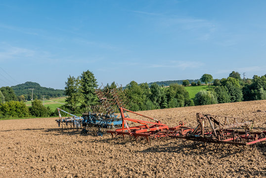 Landwirtschaftliche Geräte auf dem Feld