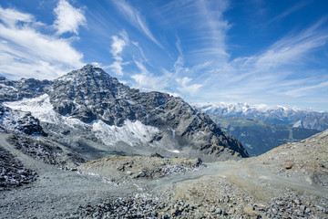 Obraz premium un chemin de montagne en haute altitude