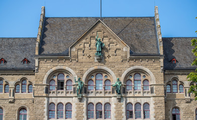 Fototapeta na wymiar Preußische Regierungsgebäude in den Rheinanlagen von Koblenz 