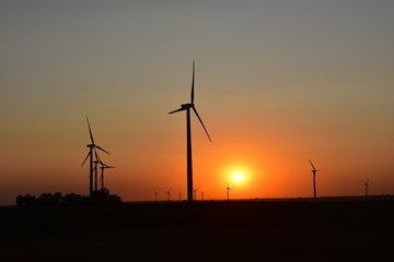 Obraz premium Wind turbines producing clean renewable energy in North Dakota.