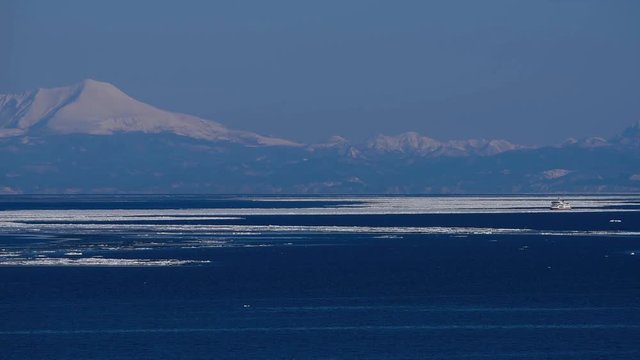知床連峰と流氷砕氷船おーろら