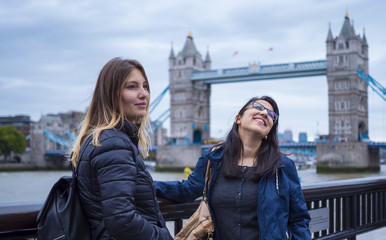 Obraz na płótnie Canvas Two girls on a sightseeing trip to London