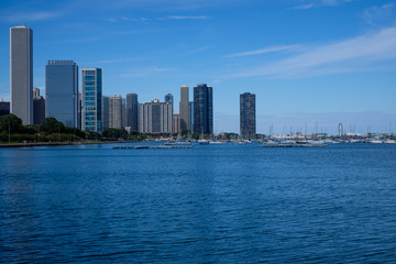 Fototapeta na wymiar chicago waterfront skyline with sailboats