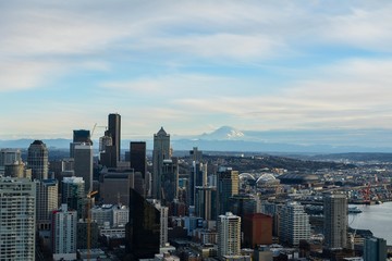 Fototapeta premium Seattle cityscape with Mount Rainier. 
