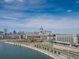 Naklejka premium Local architecture with cloudy sky and ocean water.