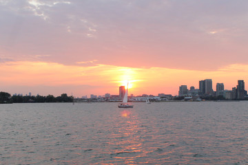 Fototapeta premium Sailing into the sunset