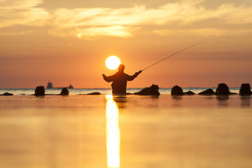 fliegenfischer am fr&uuml;hen morgen am Meer