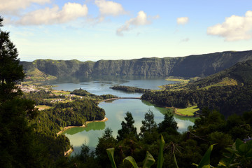 Obraz premium Vulkankrater Sete Citades mit Kraterseen Laguna Azul und Laguna Verde