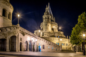 Naklejka na ściany i meble Bastion des pêcheurs à Budapest en nocturne 