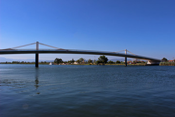 Puente "Lo pasador" sobre el río ebro en Deltebre, Tarragona (Cataluña)