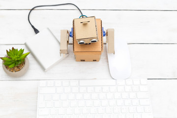 The robot works on its desktop and stands on the charge
