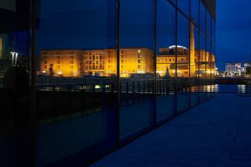 Obraz premium Albert Dock, Liverpool, England at Night