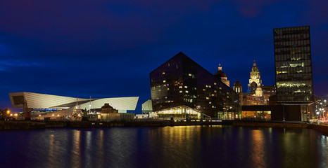 Obraz premium Waterfront, City of Liverpool, England at Night