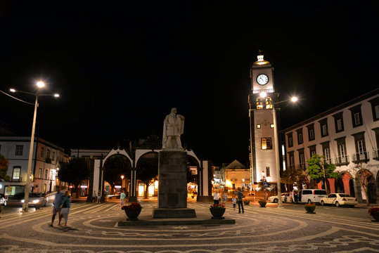 Ponta Delgada in der Nacht Altstadt mit Platz der Republik und Hafen)