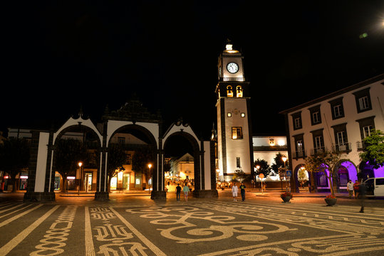 Ponta Delgada in der Nacht Altstadt mit Platz der Republik und Hafen)