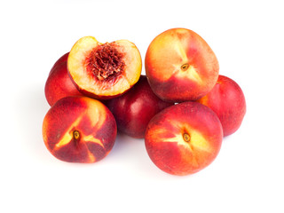 nectarines sur fond blanc