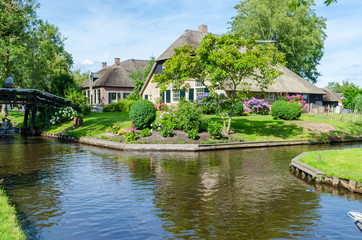 Obraz premium View of typical houses and canals of Giethoorn, Netherlands