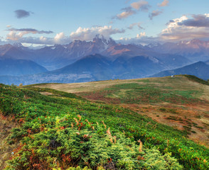 Obraz premium Fantastic snow-capped mountains in the beautiful cumulus clouds