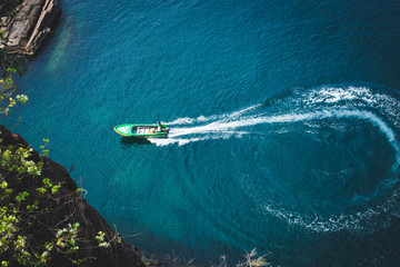 Naklejka premium Speedboat turn