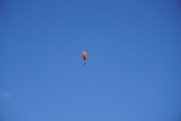 Fototapeta na wymiar Gleitschirmflieger am bayrischen Himmel