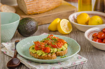 Avocado spread with tomatoes