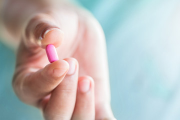 Naklejka premium Medicine pills in hand